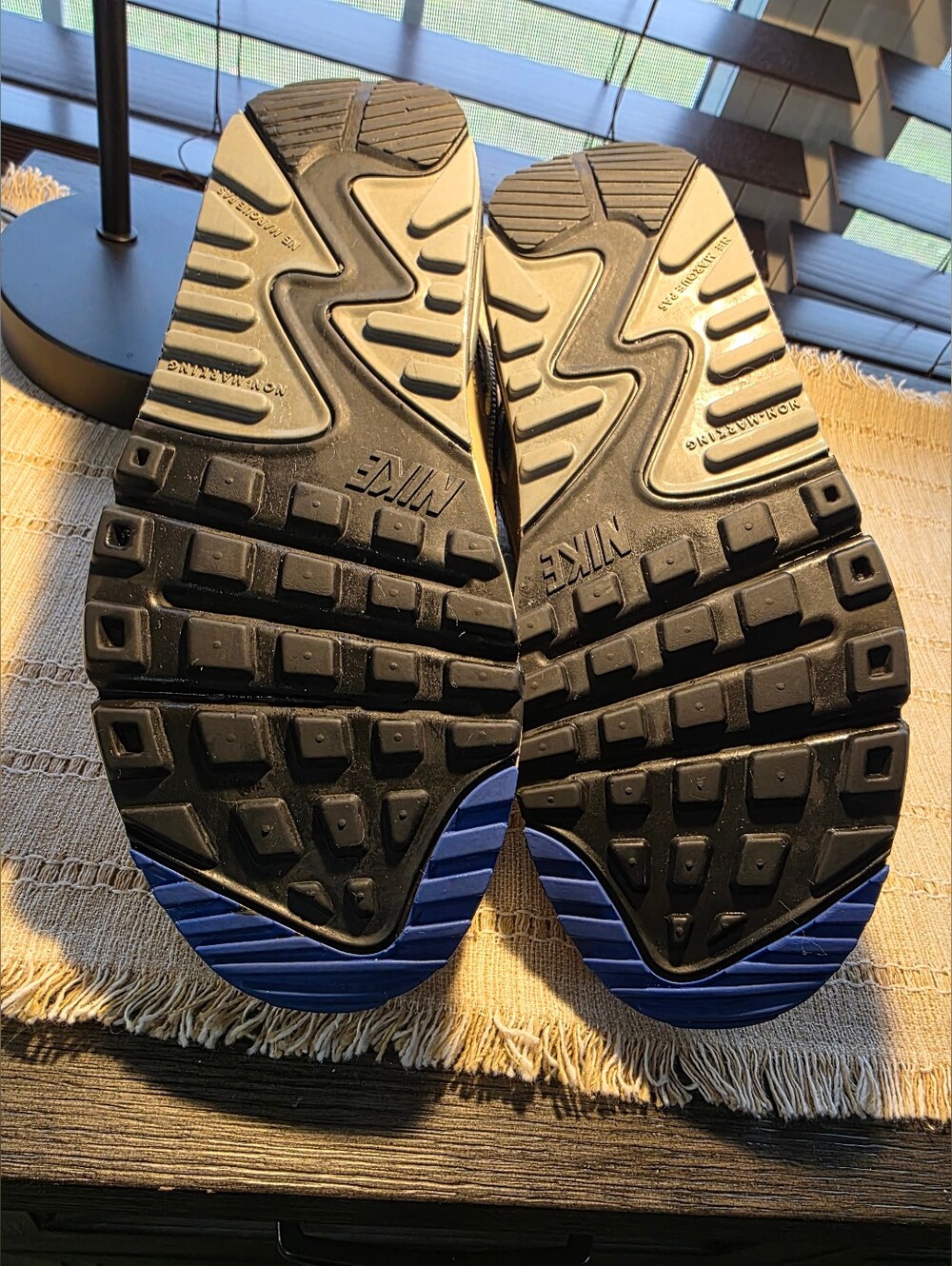 Nike Air Max Low-Top Sneaker in Black, Gray & Tan Size 8 - Picture 5 of 8